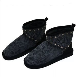 Victoria Secret Pink boots size M (7-8)